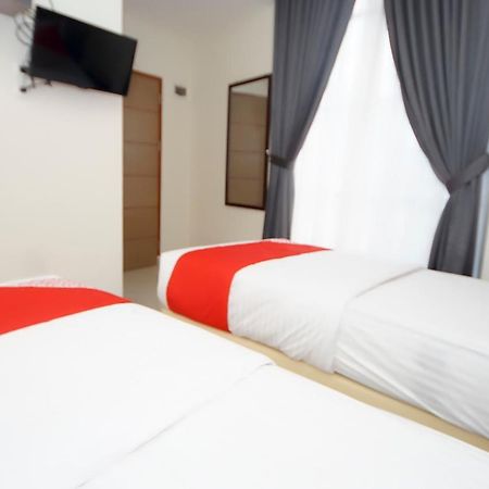 Oyo 251 The Maximus Inn Hotel Palembang Exterior foto