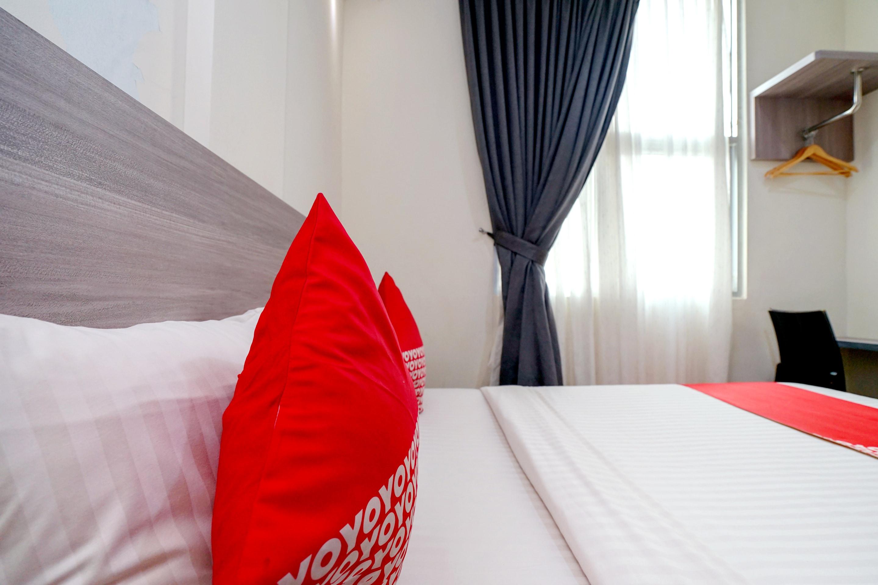 Oyo 251 The Maximus Inn Hotel Palembang Exterior foto